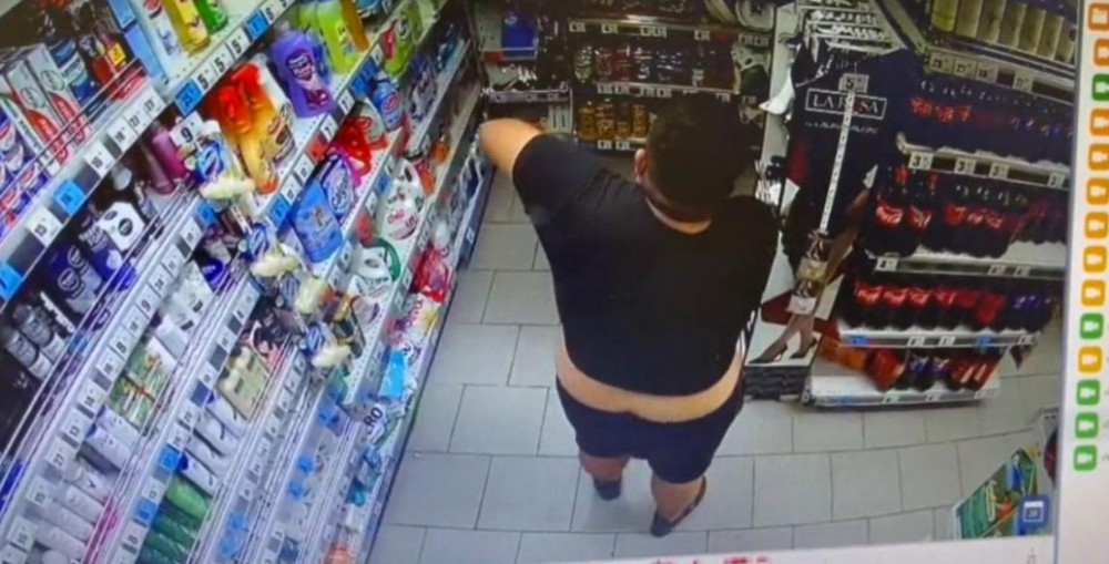 Când nu ai bani dar ai nevoie: Tânăr filmat într-un supermarket când se dă cu deodorant luat de pe raft